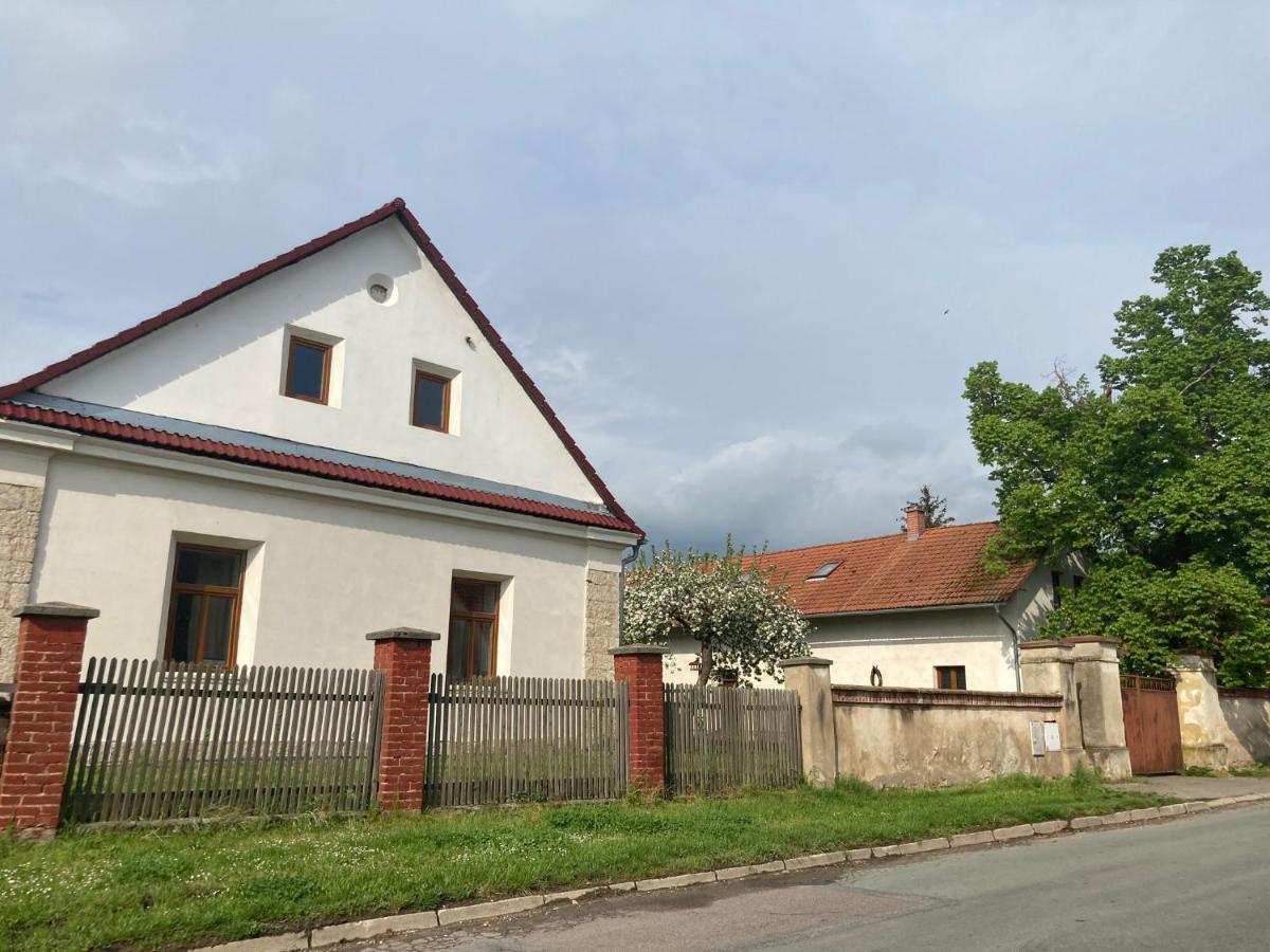Prijemny Apartman Se Zahradou Ostresany Exterior photo